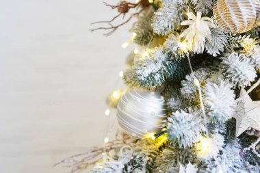 Noel Ağacı Çam dalları ve ışık arka planında Noel topları.