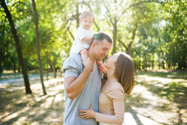 Mutlu aile parkta birlikte iyi vakit geçiriyor.