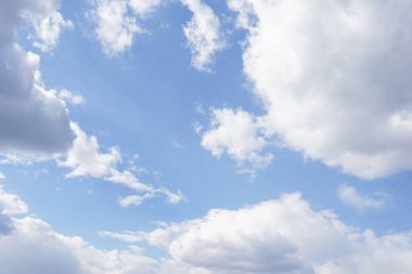 Yaz mavisi gökyüzü bulutu gradyan açık beyaz zemin. Güzellik berrak bulutlu güneş ışığı sakin parlak hava arka planı