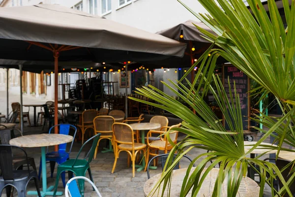 Avrupa 'da sabah saatlerinde sokak manzaralı kafe terası