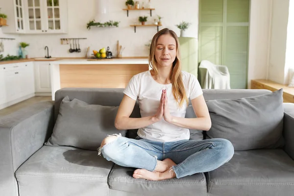 Güzel genç kadın evde meditasyon pratik
