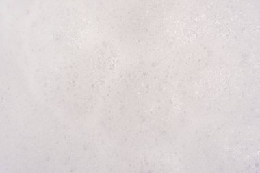 Yukarıdan izole edilmiş beyaz arka planda yıkanmak için sabundan köpük veya şampuan.