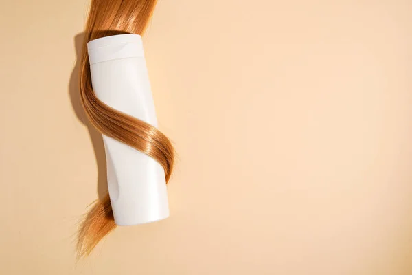 Blond Hair Shampoo Bottle Close Light Background Copy Space — Stock Photo, Image