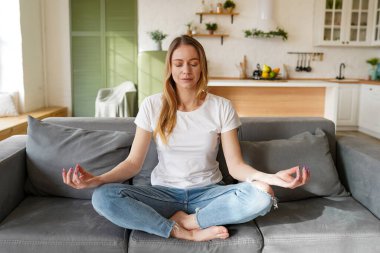 Güzel genç kadın evde meditasyon pratik