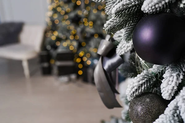 Schöne Festliche Weihnachtsbaum Zweig Raum Mit Weihnachten Schwarzen Spielzeugkugeln Verschwommenen — Stockfoto
