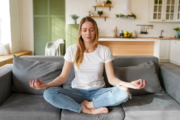 Güzel genç kadın evde meditasyon pratik