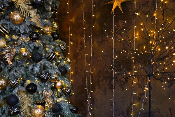 Piękna Choinka Świąteczna Jest Pokoju Ozdobionym Kulkami Lampkami Świątecznymi Miejsce — Zdjęcie stockowe