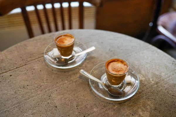 Две Чашки Кофе Столике Кафе Cocnrete — стоковое фото