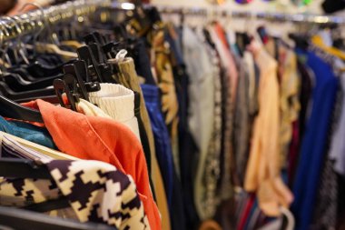 Şehrin merkezinde bir ikinci el kıyafet mağazası. Bir sürü elbisesi var.