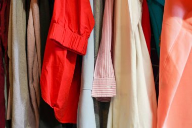 Şehrin merkezinde bir ikinci el kıyafet mağazası. Bir sürü elbisesi var.