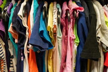 Şehrin göbeğinde ikinci el bir çocuk giyim mağazası.