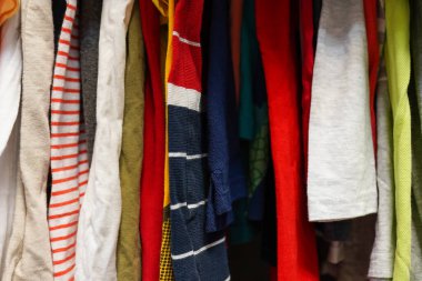 Şehrin merkezinde bir ikinci el kıyafet mağazası. Bir sürü elbisesi var.