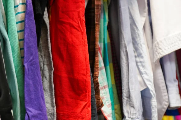 Una Tienda Ropa Segunda Mano Centro Ciudad Con Mucha Ropa — Foto de Stock