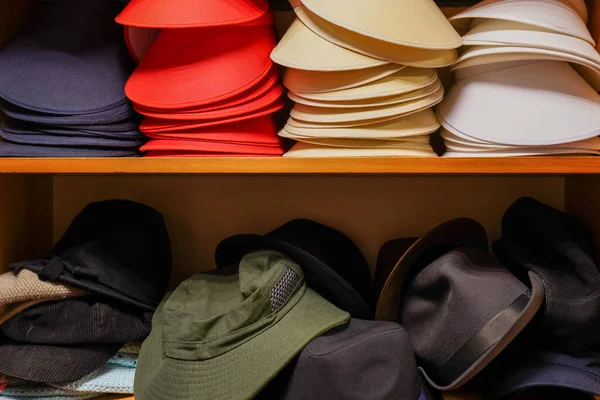 Шляпы Магазине Ретро Полке Элегантные Шляпы — стоковое фото