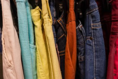 Mağazadaki askılarda kotlar ikinci el.