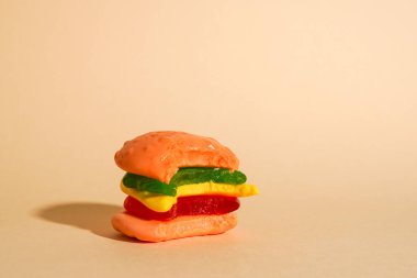 Sarı arkaplandaki hamburgeri kopyalanmış şekerler.