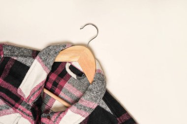 Sıcak süveter, askılı gömlek beyaz arka planda fotokopi alanı ile