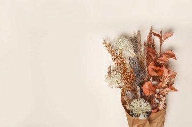 Fotokopi alanı olan beyaz bir arka planda farklı bir çiçek buketi.