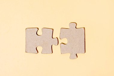 Aydınlık arkaplanda yapboz parçaları. Gri kare yapboz parçaları. İş geçmişi. Kapat.