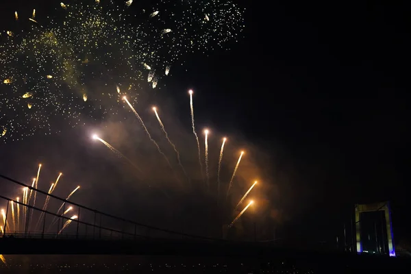 花火大会とハンガリーのブダペスト市のドナウ川の上のSechenyiチェーン橋 — ストック写真