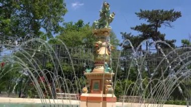 Budapeşte, Macaristan - 03.23.2021: Maison du Millnaire Hongrois, fontaine Zsolnay