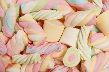 Çok renkli marşmelovlar. Renkli mavi ve pembe marşmelovların arkaplan veya dokusu.