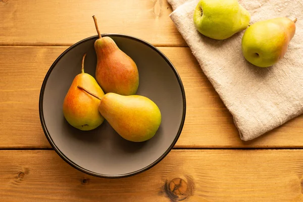 Ahşap zemin üzerine armut