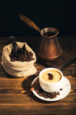 Koyu arkaplanda kahve çekirdekleri