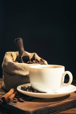 Koyu arkaplanda kahve çekirdekleri
