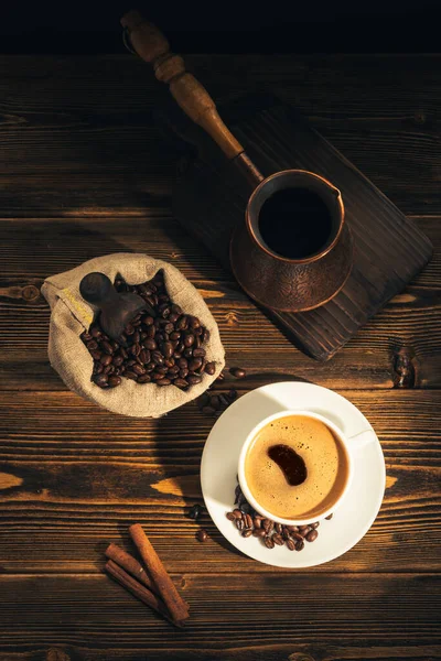 Koyu arkaplanda kahve çekirdekleri