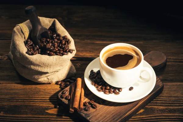 Koyu arkaplanda kahve çekirdekleri