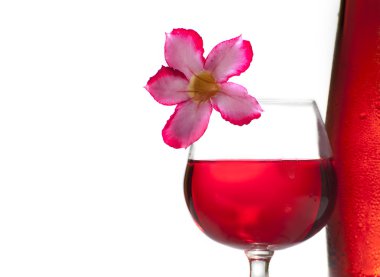 arka plan üzerinde kırmızı şarap cam