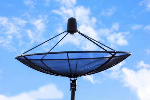 Antenas antenas parabólicas sob o céu — Fotografia de Stock