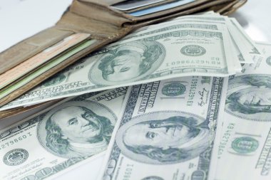 100 Doları harçlık