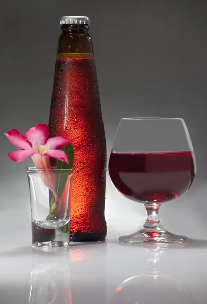 Verre à vin rouge sur fond — Photo