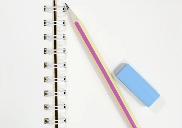 Penna och suddgummi på anteckningsboken — Stockfoto