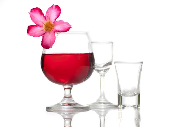 在背景的红葡萄酒杯 — 图库照片