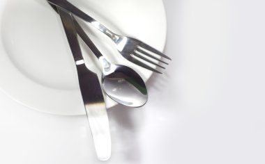 Çatal kaşık ve bıçak üzerinde beyaz izole