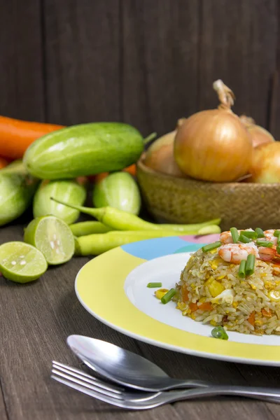 Fried rice with shrimp on the wood table — Stock Photo, Image