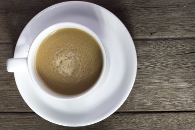 kahve ve bir ahşap zemin üzerinde için lezzetli tatlılar