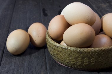 eski kirli kırık ahşap yerde yumurtaları yerleştirilir