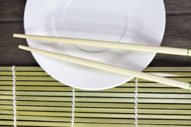 bambu döşeme üzerinde chopsticks yemekleri