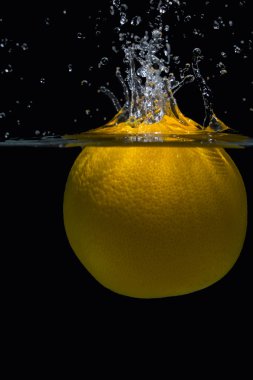 Turuncu siyah su sıçrama ile