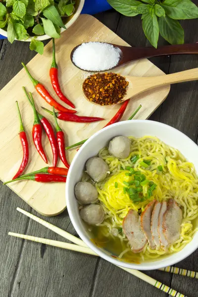 Yellow noodles delicious on wood floors — Stock Photo, Image