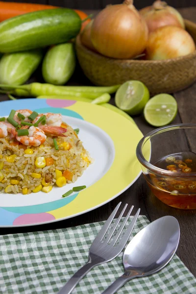 Fried rice with shrimp on the wood table — Stock Photo, Image