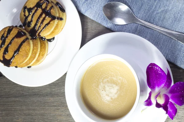 Coffee and sweets to tasty on a wooden floor — Stock Photo, Image