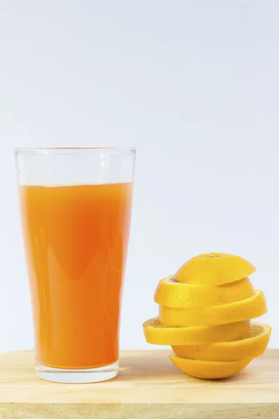 Jugo de naranja y rodajas de naranja sobre blanco —  Fotos de Stock