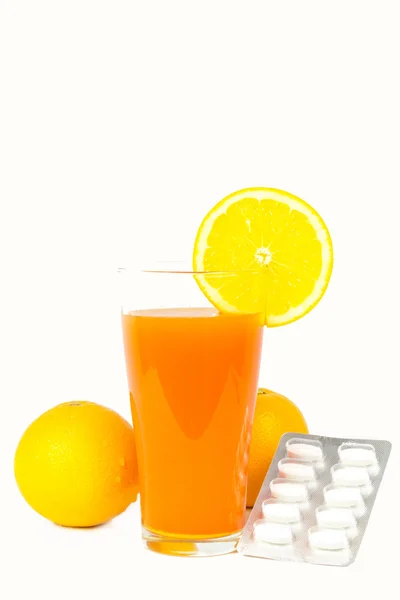 Orangensaft und Orangenscheiben auf Weiß — Stockfoto