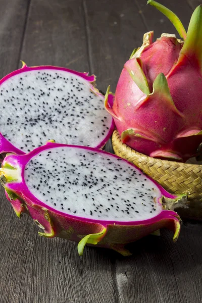 Fruta del dragón en suelos de madera —  Fotos de Stock