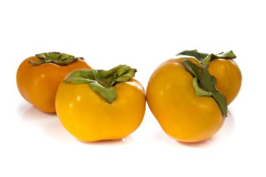 beyaz zemin üzerinde meyve olgun Trabzon hurması